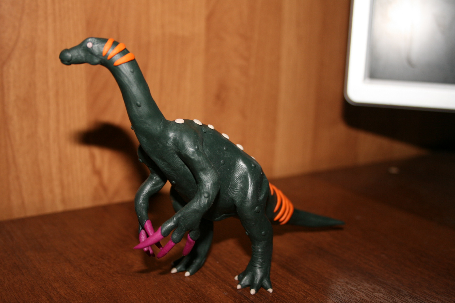 Как лепить динозавров. Тирекс динозавр пластилин. Лепка динозавров. Лепка динозавров из пластилина. Игрушки динозавры из пластилина.